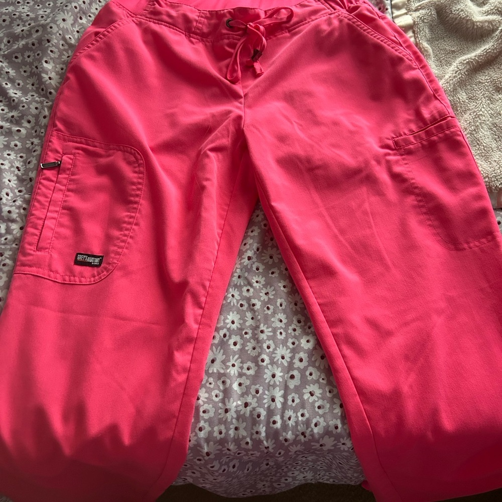 Grey's Anatomy Women's Pink Scrub Set Top and Bottoms - Picture 4 of 4